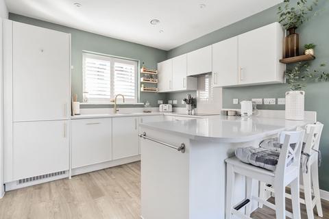 4 Barnfield, Billingshurst, RH14 9ZT