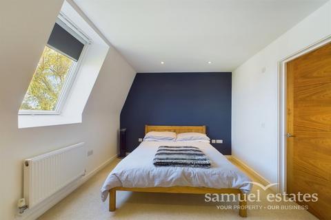 2 bedroom flat to rent, The Avenue, Worcester Park, KT4