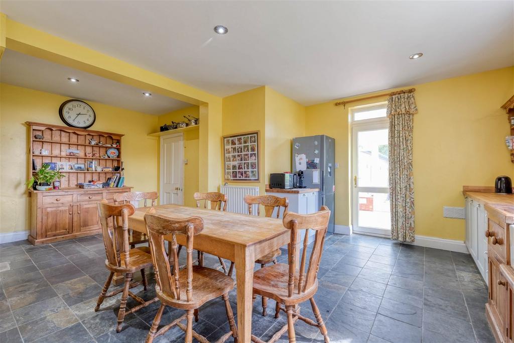 Evesham Road, Astwood Bank, Redditch, B96 6ED 4 bed detached house for