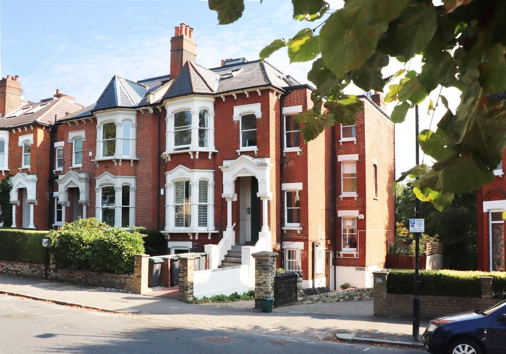 Two bedroom garden maisonette with studio/summer
