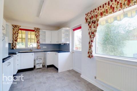 2 bedroom detached bungalow for sale, Hillcrest, Clacton-On-Sea