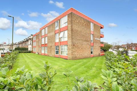 2 bedroom apartment for sale, Farm Avenue, The Hocrofts