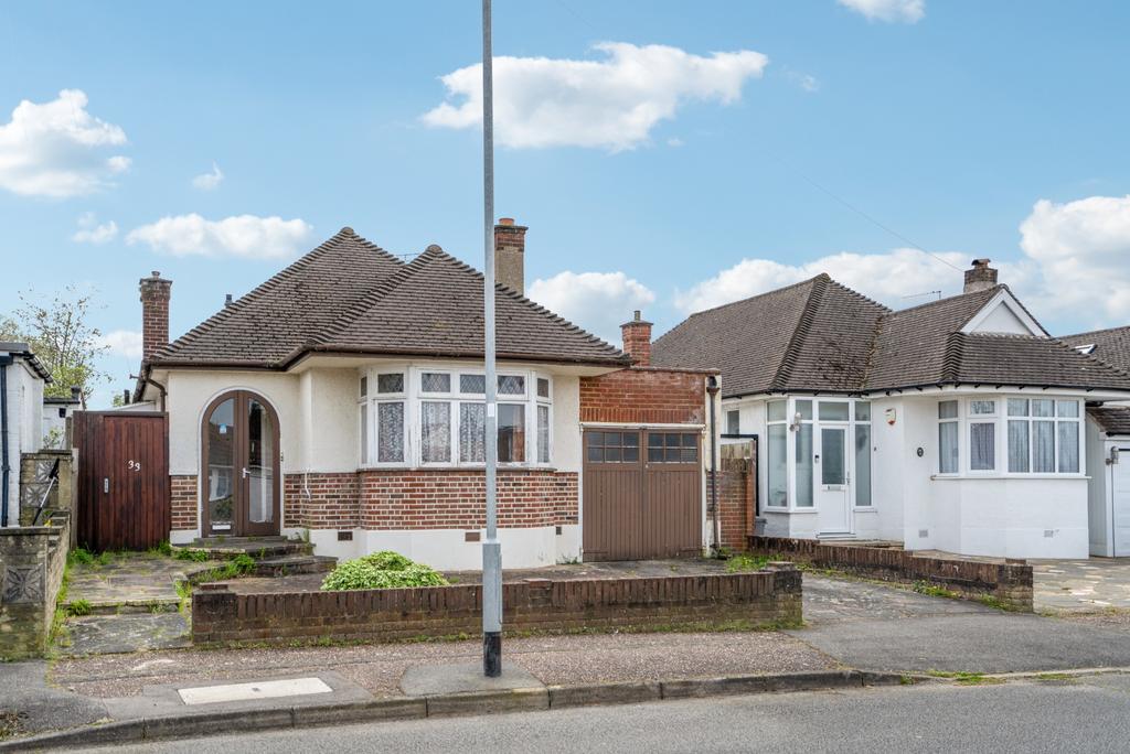College Drive, Ruislip, HA4 2 bed detached bungalow for sale £650,000