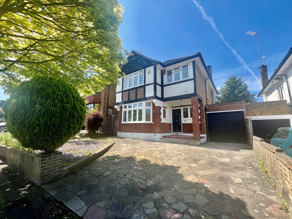 Barnhill, Pinner HA5 4 bed detached house - £3,000 pcm (£692 pw)