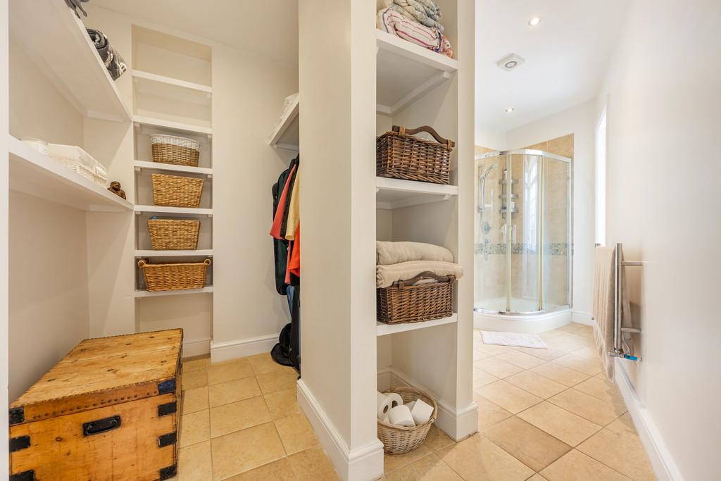 Dressing area to ensuite shower room