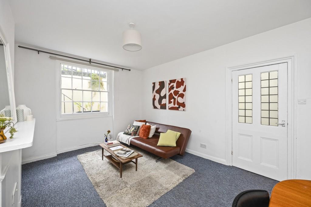 Belgrave Place 13, Basement Flat-002
