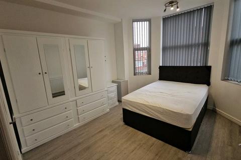 2 bedroom flat share to rent, Stockport Road( En Suite rooms BILLS INC), Manchester M19