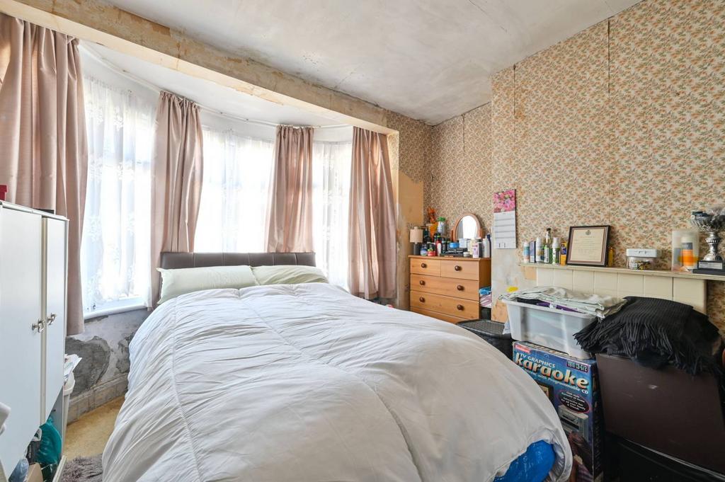 Braemar Avenue, Neasden, London, NW10 2 bed for sale £250,000
