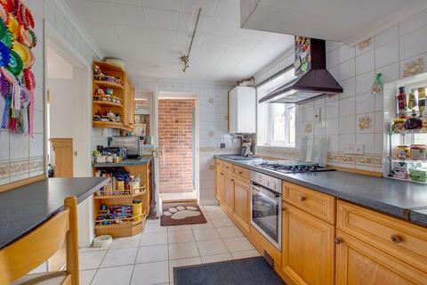 10 Clapton Approach, Wooburn Green, High Wycombe, HP10 0DP