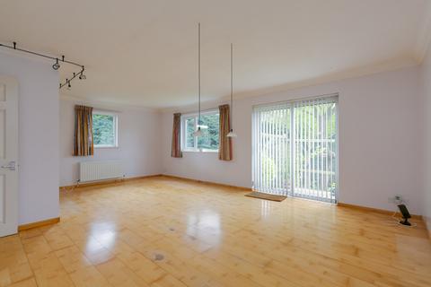 3 bedroom detached bungalow to rent, Beavers Close, Guildford