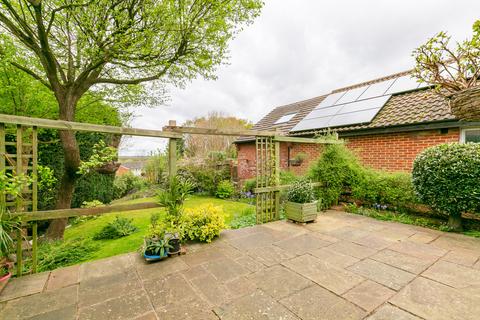 4 bedroom detached bungalow to rent, Beavers Close, Guildford