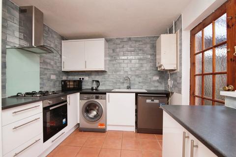 2 bedroom terraced house to rent, Holgate Close, Danescourt