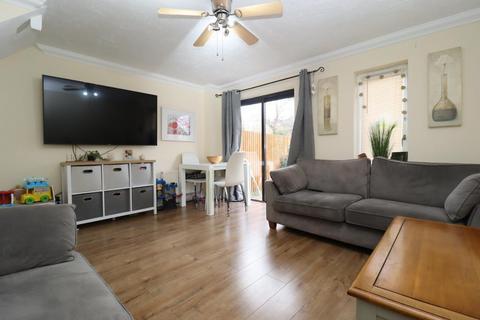 2 bedroom terraced house to rent, Lorimer Close, Bushmead, Luton, LU2 7RL
