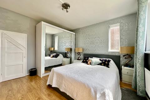 2 bedroom flat for sale, Taunton Road, Romford