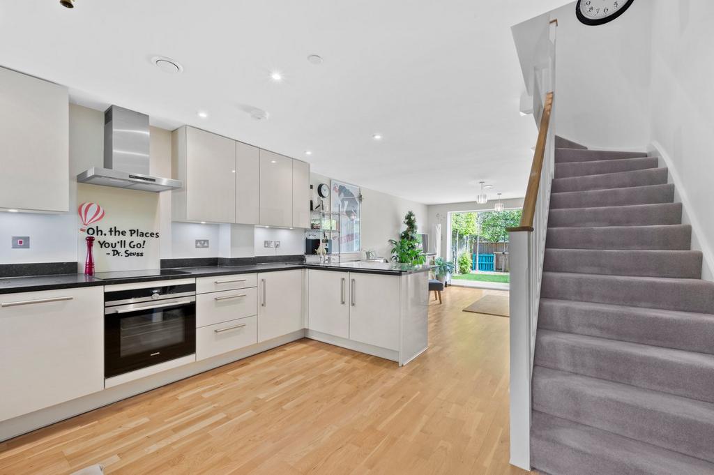 More Lane, Esher, KT10 4 bed semidetached house for sale £765,000