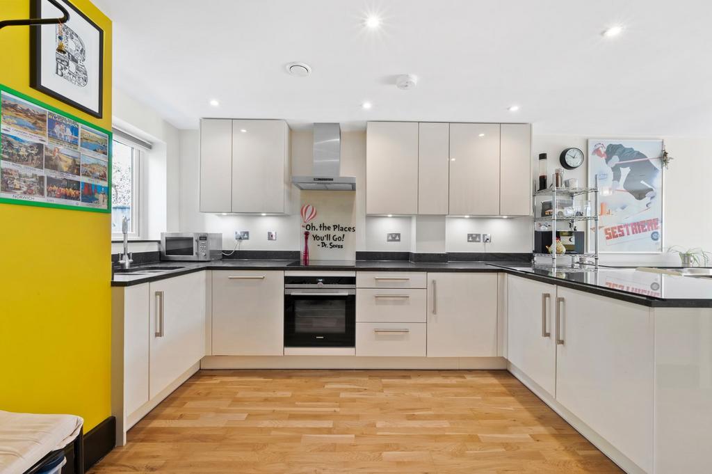 More Lane, Esher, KT10 4 bed semidetached house for sale £765,000