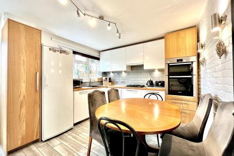 3 bedroom terraced house for sale, Cundy Road, London, E16