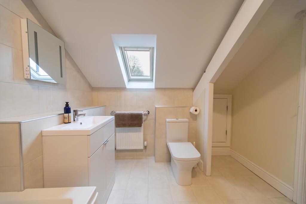 En suite to principle bedroom 1