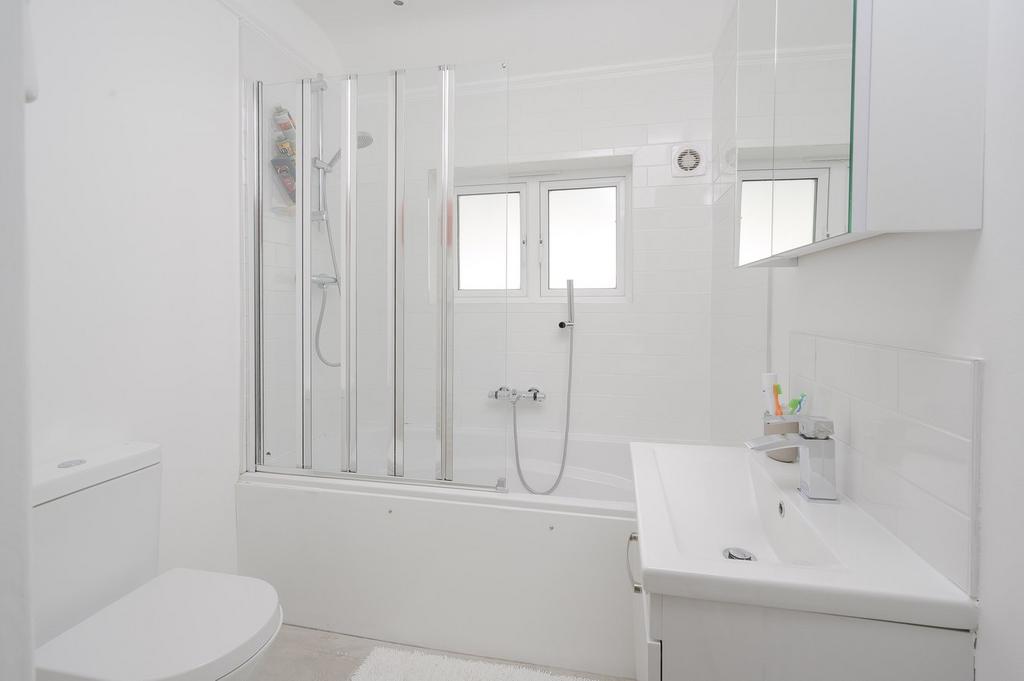 Family Bathroom 1
