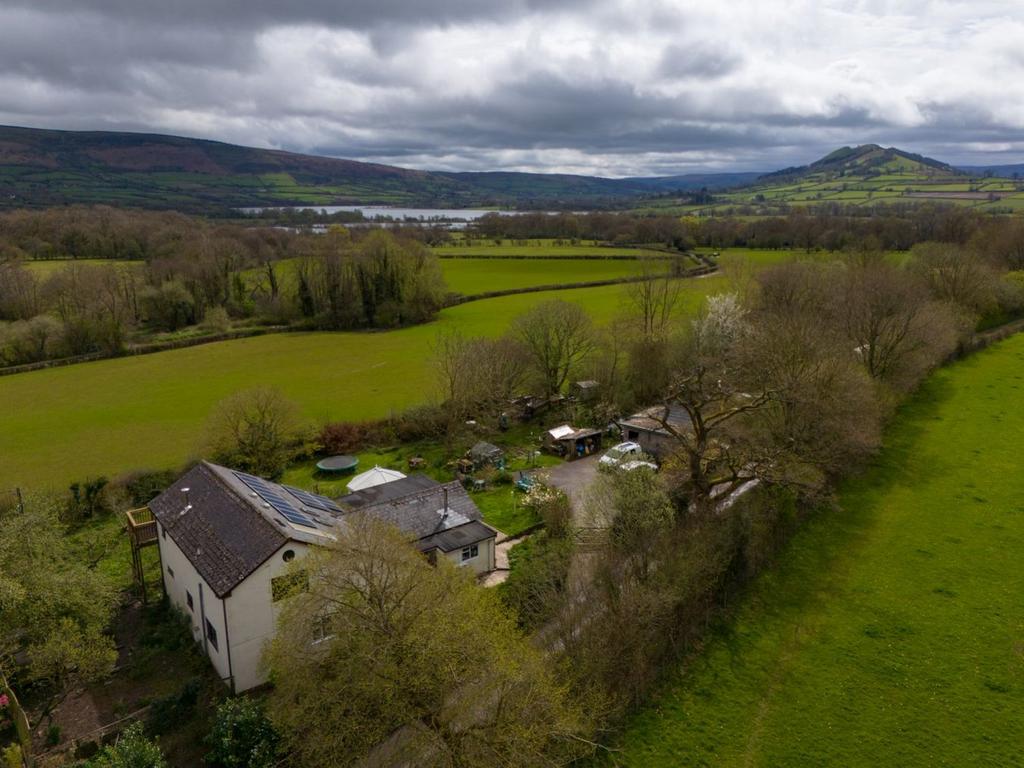 Llanfihangel Talyllyn, Brecon, LD3 5 bed detached house for sale £600,000