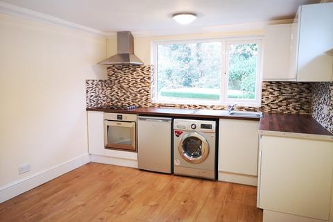 2 bedroom flat to rent, Sun Ray Estate, Sandhurst, GU47