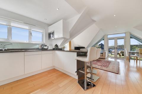 2 bedroom apartment to rent, Orchard Lane, SW20