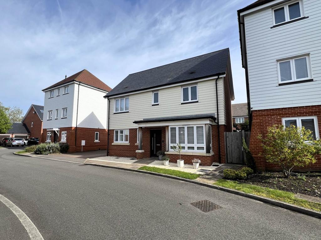 Teaseltun, Edenbrook, Fleet 3 bed detached house £2,200 pcm (£508 pw)