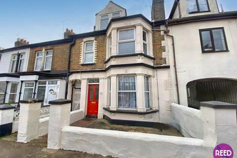 2 bedroom flat to rent, Seaview Road, Southend On Sea