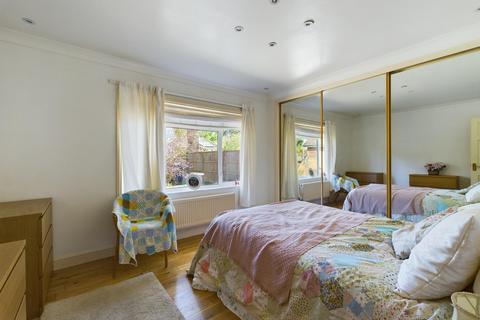 8 Barn Lane, Oakley, Basingstoke, RG23 7HT