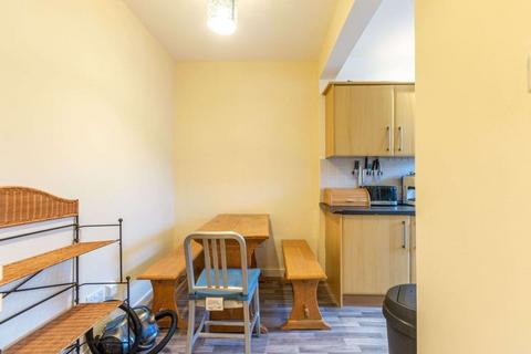 2 bedroom flat to rent, 2718L Richmond Place, Edinburgh, EH8 9SS