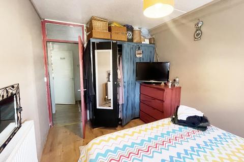 3 bedroom flat to rent, Hensley Point, Homerton, E9