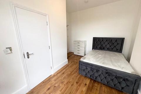 3 bedroom flat to rent, Selsdon Road, London, SE27