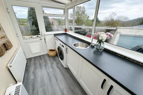37 Oaklands Park, Buckfastleigh, TQ11 0BW