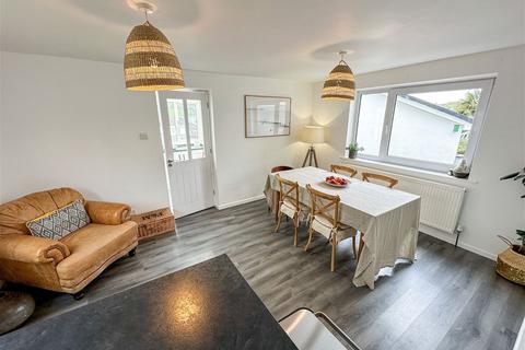 37 Oaklands Park, Buckfastleigh, TQ11 0BW