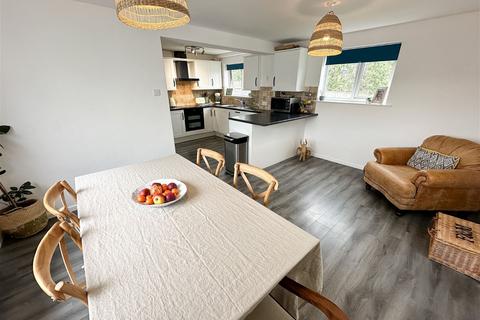 37 Oaklands Park, Buckfastleigh, TQ11 0BW