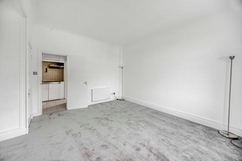 Studio to rent, Hallam Street, W1W