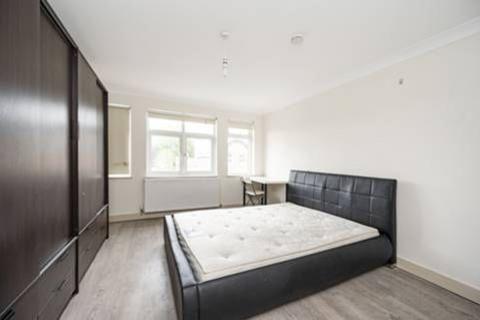 2 bedroom flat to rent, Brent Street, Hendon