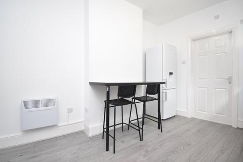 2 bedroom flat to rent, Lakedale Road London SE18