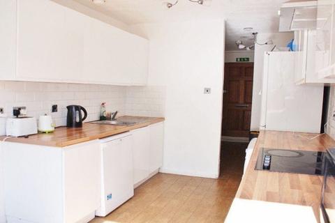 2 bedroom flat share to rent, London, SW15
