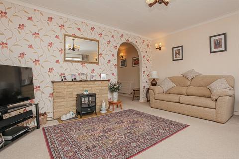 3 bedroom detached house for sale, Dunromin, Twyford Gardens, Twyford - Large garden and workshop