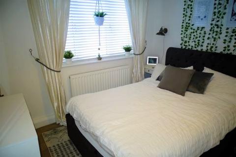 2 bedroom flat for sale, Woodlands Parade, Ashford, TW15