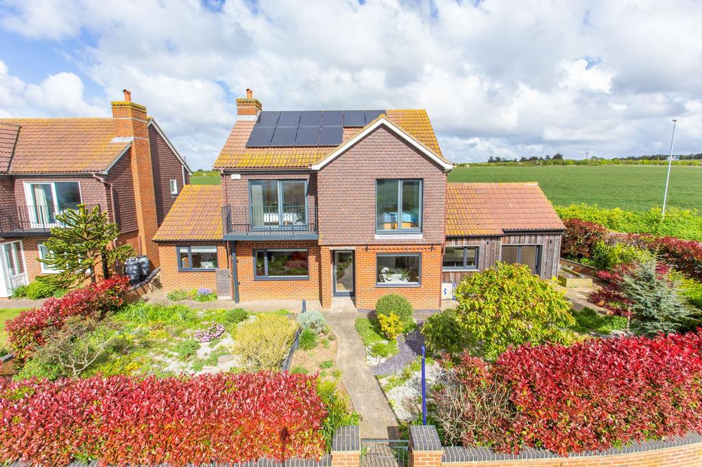 Sandwich Road, Cliffsend, CT12 4 bed detached house for sale £670,000