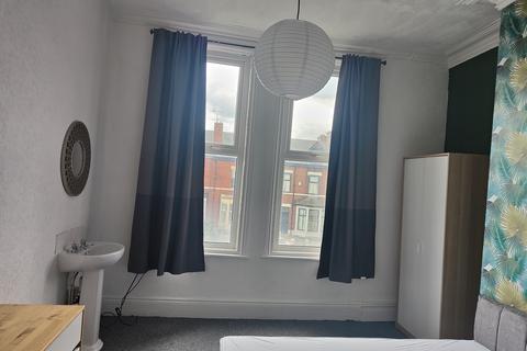 1 bedroom bedsit to rent, Walmersley Road, Bury BL9