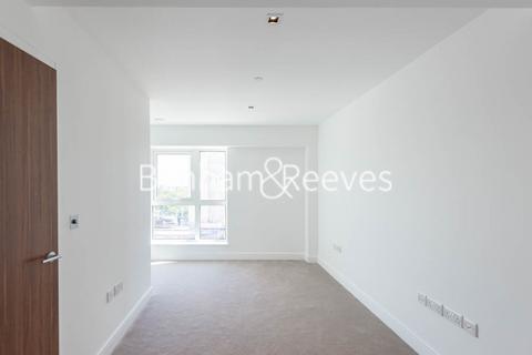 2 bedroom apartment to rent, Longfield Avenue, Ealing W5