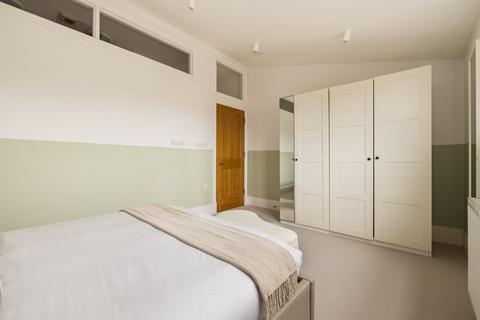 3 bedroom flat for sale, London SW17