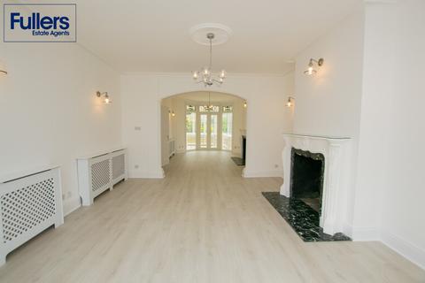 undefined, Brackendale, London N21