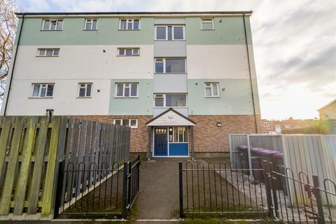 Cwmbran - 2 bedroom flat for sale