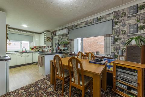 98 Golf Road, New Inn, Pontypool, NP4 0QW