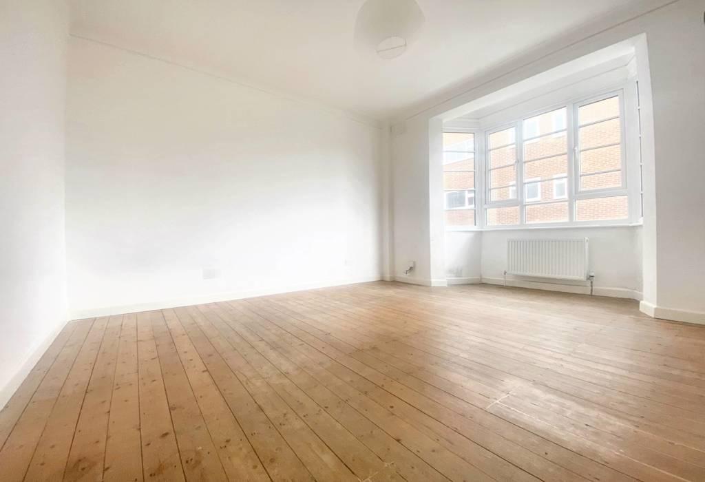 Chichester Drive East, Saltdean, BN2... 1 bed flat £1,000 pcm (£231 pw)