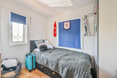 3 Heather Close, London, E6 5NR